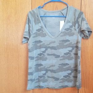 American Eagle v-neck short sleeved camo tee